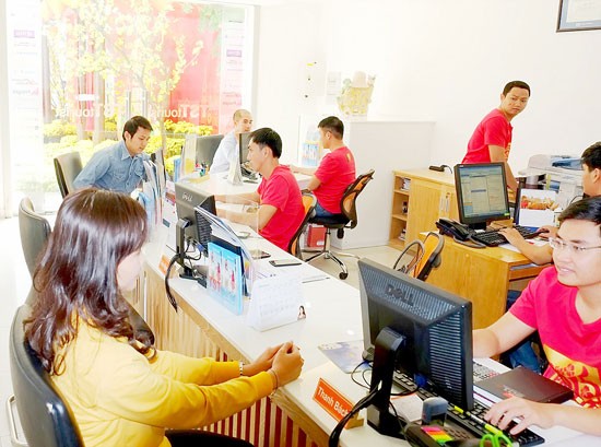 Visitors book tickets at TST Tourist Company (Photo: SGGP)
